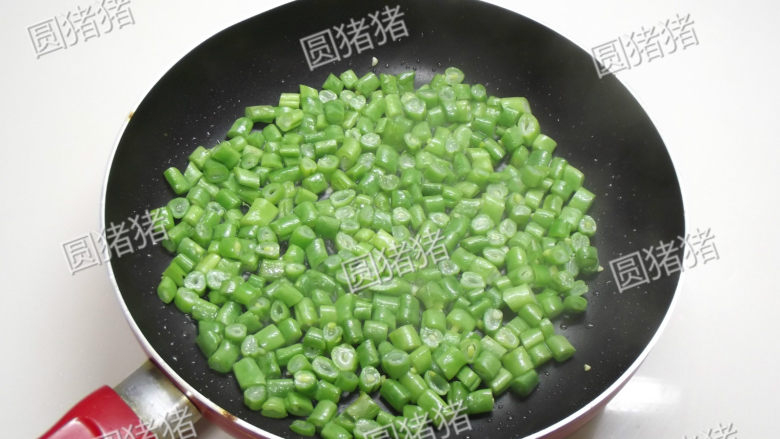 榄菜肉末炒豆角,炒至豆角成熟了,盛出备用。