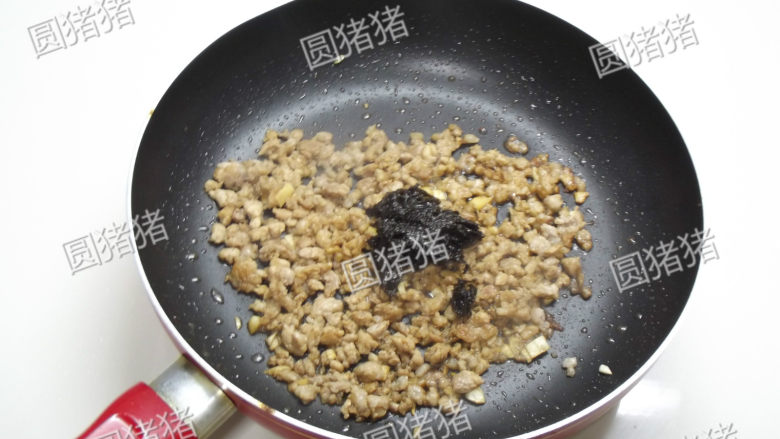 榄菜肉末炒豆角,加入料酒，<a style='color:red;display:inline-block;' href='/shicai/ 788'>生抽</a>，<a style='color:red;display:inline-block;' href='/shicai/ 10588'>糖</a>及1大匙<a style='color:red;display:inline-block;' href='/shicai/ 2862'>橄榄菜</a>炒匀。