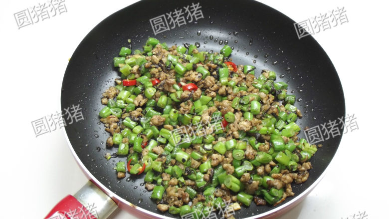 榄菜肉末炒豆角,最后加入事先炒好的豆角，及红椒圈大火炒1分钟即可。