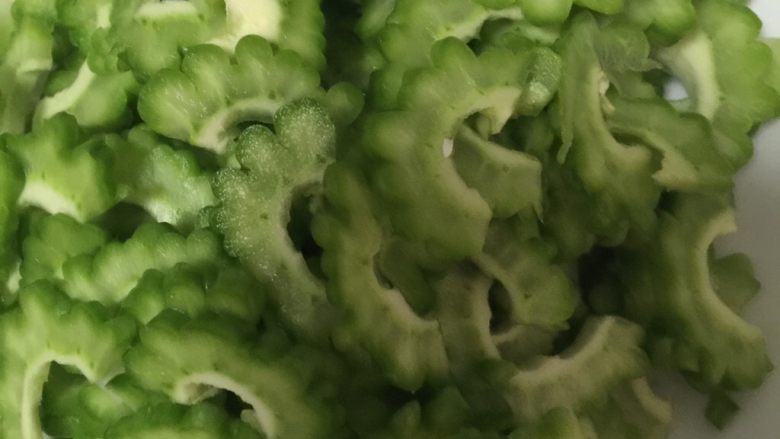 苦瓜咸蛋,苦瓜切成片
