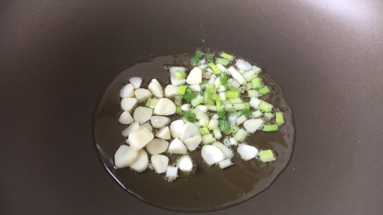 蒜蓉苋菜,热锅凉油,放入蒜片和葱花,煸炒出香味。