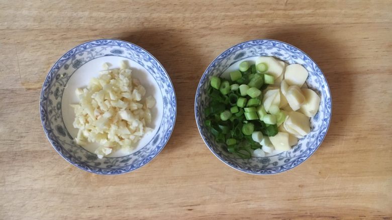 蒜蓉苋菜,准备两小碟的佐料,左边的是蒜蓉,用于炒熟菜以后放入的,右边的是炝锅用的<a style='color:red;display:inline-block;' href='/shicai/ 3250'>葱</a>花和蒜片。