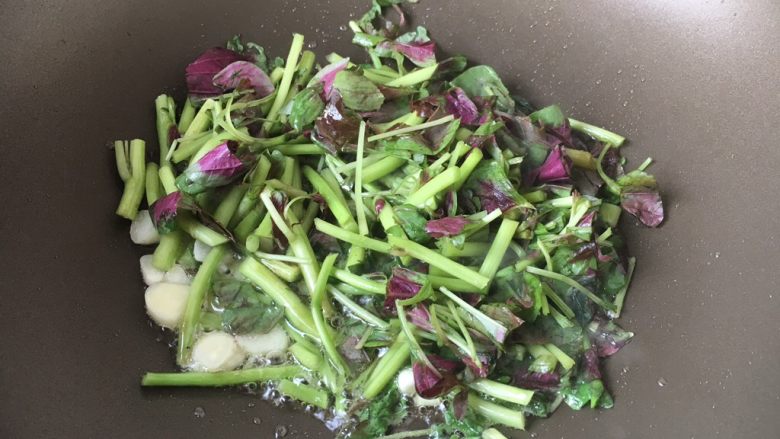 蒜蓉苋菜,放入苋菜的茎,翻炒片刻。