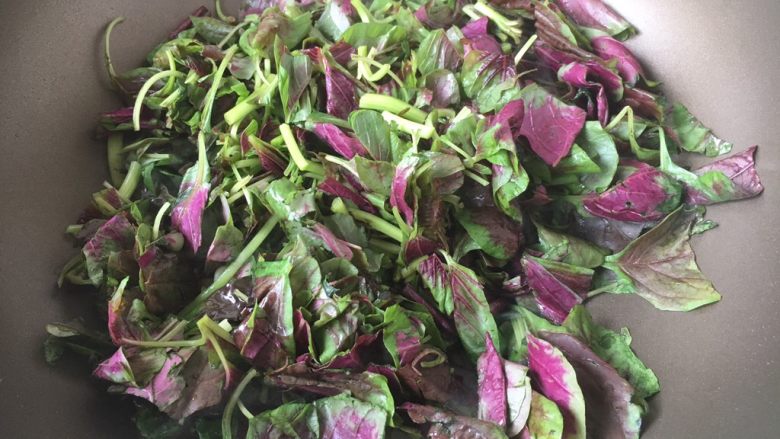 蒜蓉苋菜,再放入苋菜的叶,翻炒均匀。
