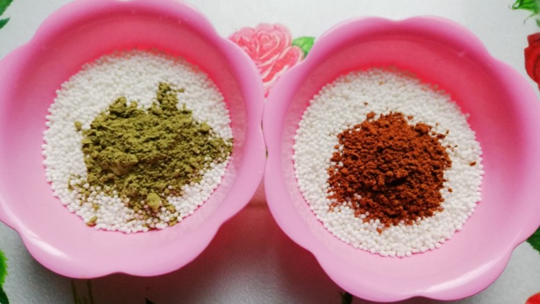 水晶粽,一份西米放入抹茶粉,一份西米放入<a style='color:red;display:inline-block;' href='/shicai/ 920'>可可粉</a>