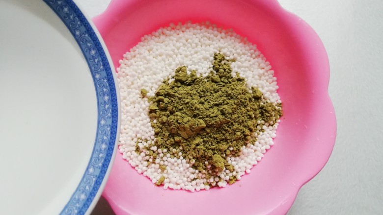 水晶粽,用适量水打湿西米,打湿就好(不要用太多水浸泡)用筷子轻轻拌匀