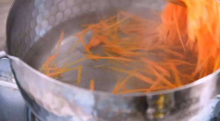凉拌三丝——脆爽可口,很开胃,做法简单!,将胡萝卜丝,焯水备用