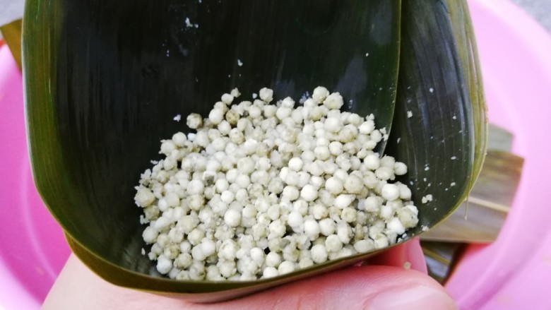 水晶粽,再放一勺抹茶西米,用勺子压平