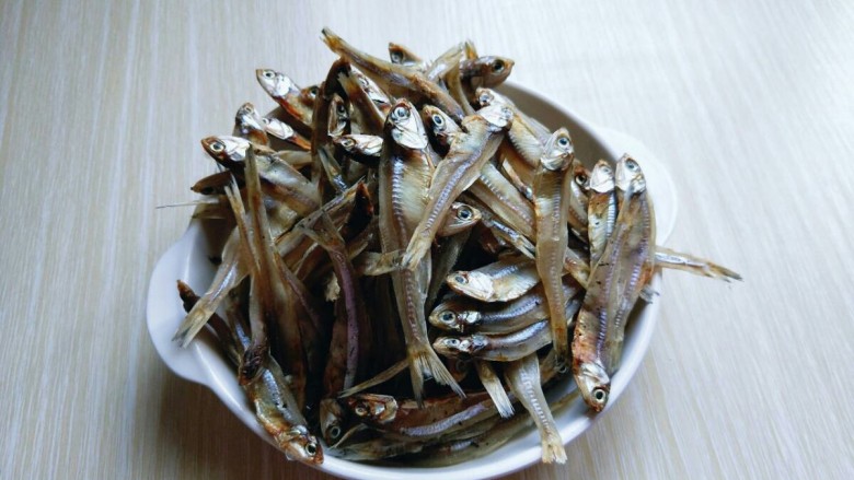 #看球必备的零食&香辣小公鱼干,将小鱼干取出包装,特别干净。