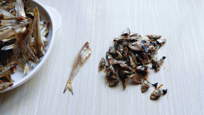 #看球必备的零食&香辣小公鱼干,将小鱼干鱼头去掉,轻轻一拉即可,依次做完。