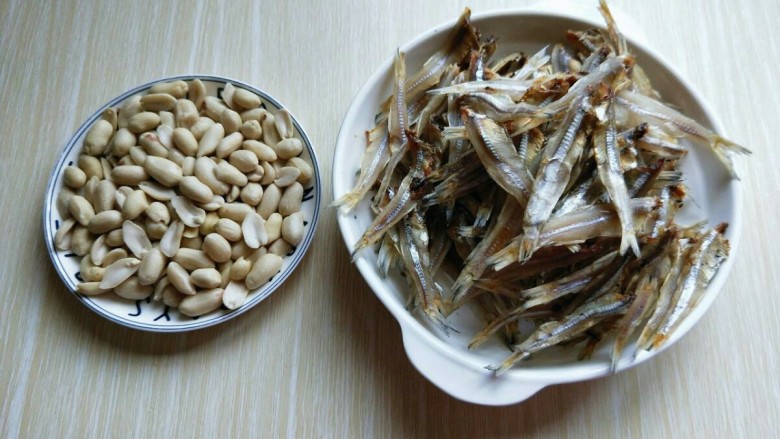 #看球必备的零食&香辣小公鱼干,准备好花生,小鱼干洗干净,冷水泡30分钟。