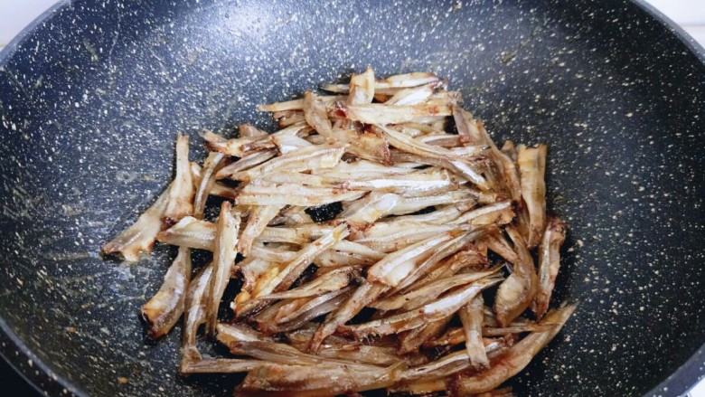 #看球必备的零食&香辣小公鱼干,起油锅,加入淋干水分的小鱼干煸炒。