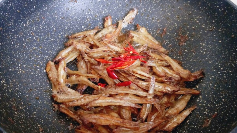 #看球必备的零食&香辣小公鱼干,炒至变色后,加入切好的<a style='color:red;display:inline-block;' href='/shicai/ 86663'>红辣椒</a>。