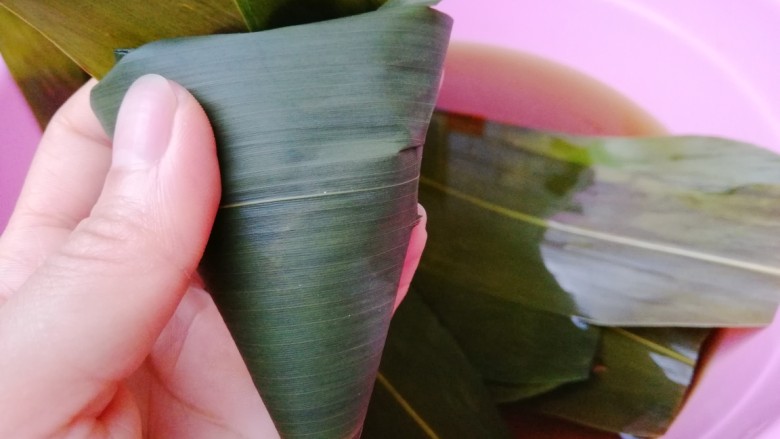 水晶粽,层层包好,用棉线扎紧