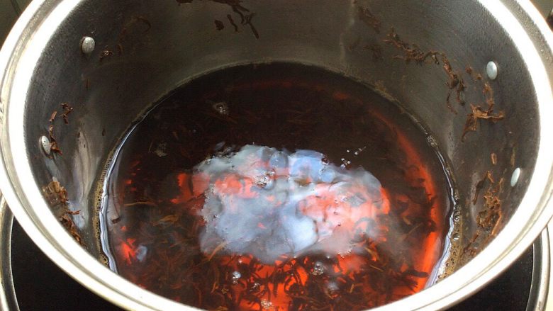 珍珠奶茶,锅中加入500克水,烧开后加入红茶煮3分钟,关火焖5分钟