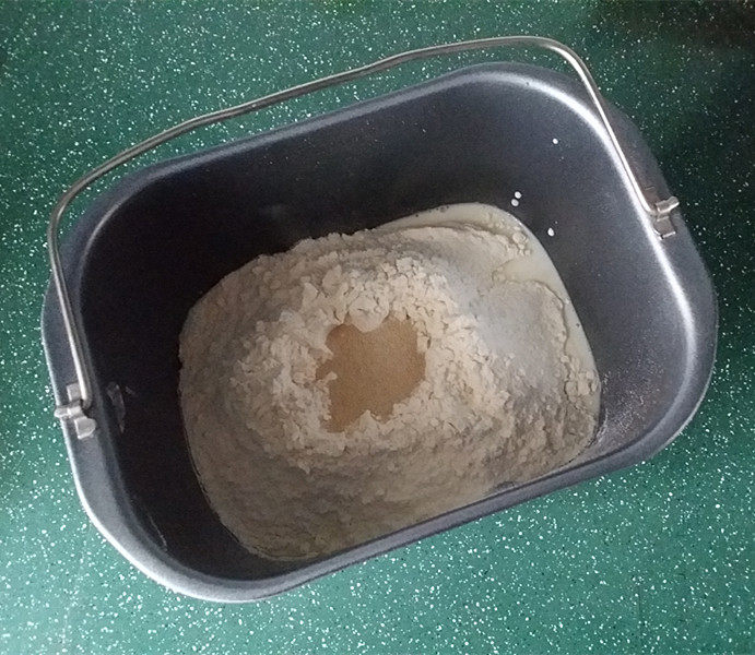 香葱火腿面包卷,将主料除<a style='color:red;display:inline-block;' href='/shicai/ 887'>黄油</a>以外的食材,依次放入面包桶