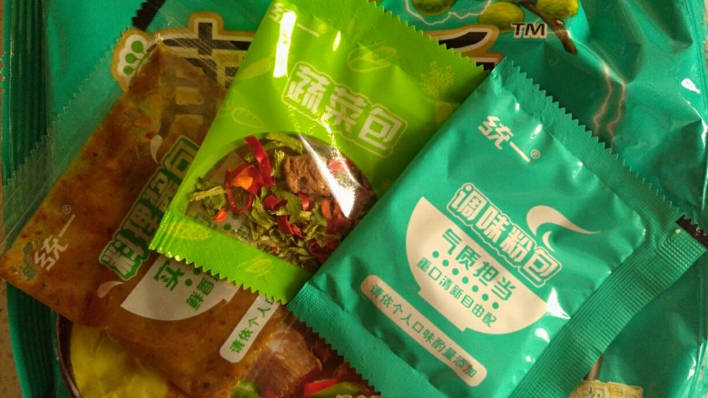 康师傅藤椒牛肉面,拿出调料包