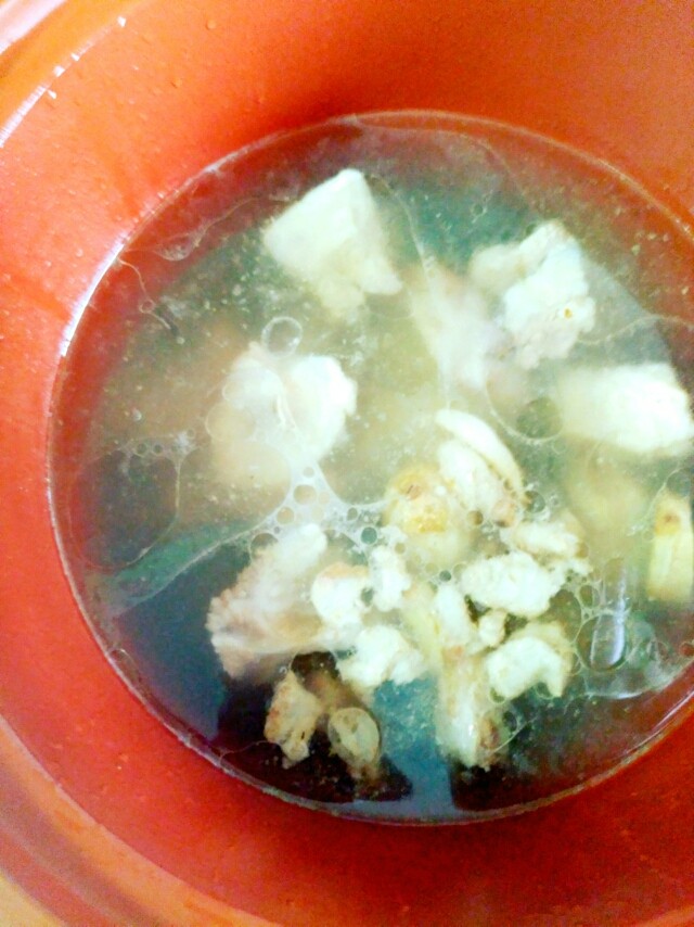 康师傅藤椒牛肉面,提前准备好的高汤,因为还在炖着,汤是热的,我就直接加入面中了~