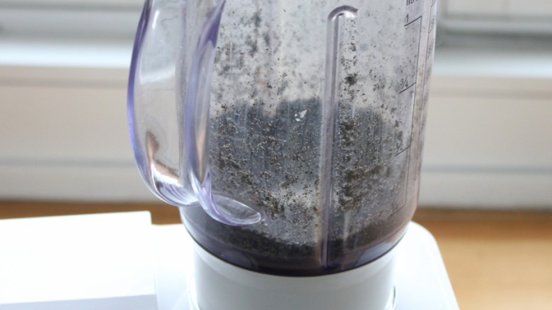 核桃仁芝麻糯米粥,芝麻入食品粉碎机打成粉末。
注:可以根据个人口味加点白<a style='color:red;display:inline-block;' href='/shicai/ 10588'>糖</a>一起打。还有打成粉末更易被人体吸收。