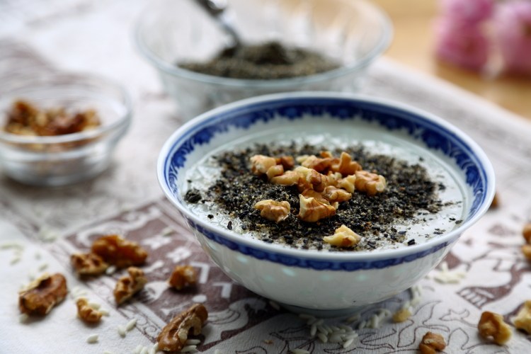 核桃仁芝麻糯米粥,这样一碗香糯营养的核桃仁芝麻糯米粥就做好了。