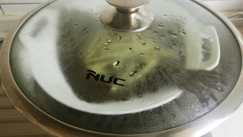清蒸多宝鱼,盖上锅盖,蒸7分钟熄火,然后不开盖再焖5分钟。