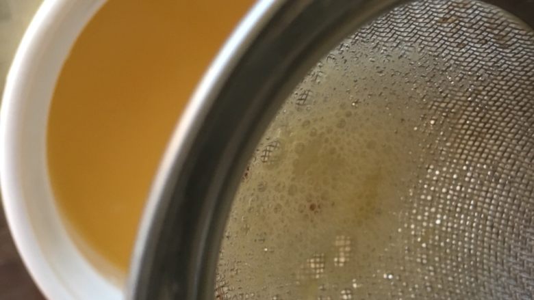 秋葵蒸蛋,倒入蒸碗,过滤掉气泡浮末