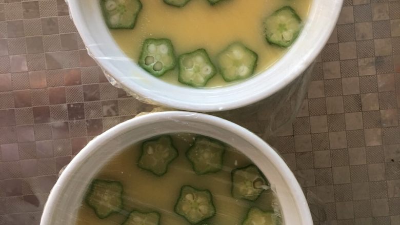 秋葵蒸蛋,秋葵切薄片,放入蒸碗里,封保鲜膜