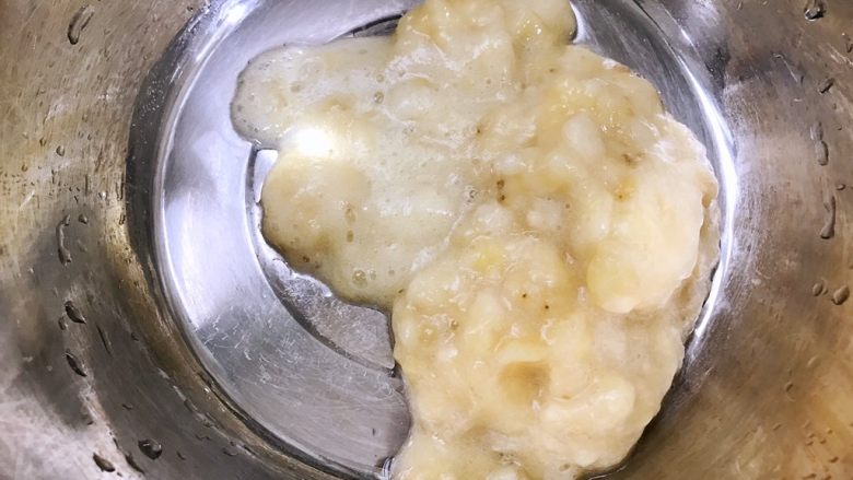 减脂期的无油无糖全麦马芬蛋糕,香蕉压成泥(用熟透的香蕉更好哦)