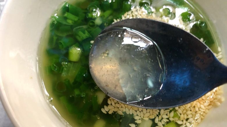 葱油手撕鸡,放入2勺原鸡汤(鸡翅鸡腿蒸出来的汤)搅拌均匀