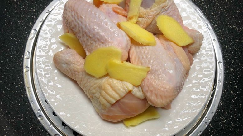 葱油手撕鸡,鸡翅鸡腿浸泡好,放到盘里,放上姜片,蒸锅水开蒸半个小时