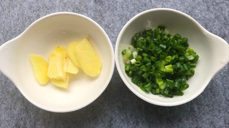 葱油手撕鸡,生姜去皮洗净切片,葱洗净切葱花