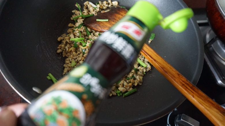 香炒薄壳肉,最后要起锅的时候滴几滴热炒鲜露