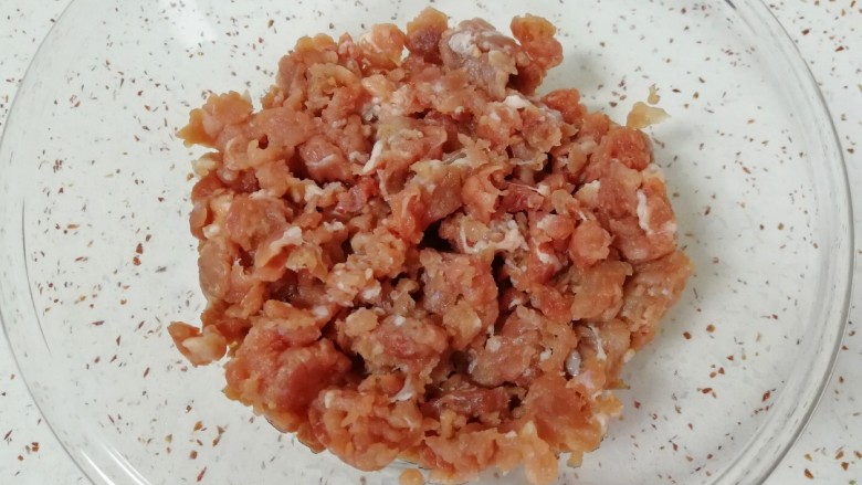 胡萝卜香菇肉馅小笼包,面团发酵的时间里开始做包子馅。
准备好<a style='color:red;display:inline-block;' href='/shicai/ 5353'>肉馅</a>。
