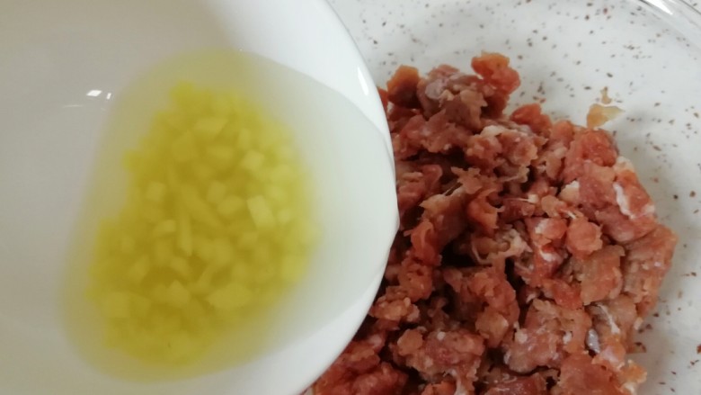 胡萝卜香菇肉馅小笼包,肉馅里加入<a style='color:red;display:inline-block;' href='/shicai/ 137030'>生姜水</a>搅拌均匀,然后朝着一个方向搅打上劲。