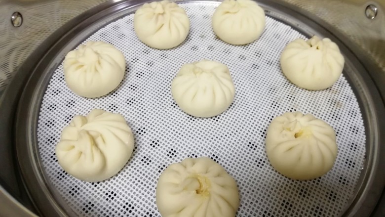 胡萝卜香菇肉馅小笼包, 蒸锅内放水,篦子上铺好硅胶垫,放上做好的小笼包生胚,盖上锅盖二次发酵15分钟左右,包子明显变大,凉水上锅,上汽后大火蒸12分钟,关火以后焖3-5分钟。