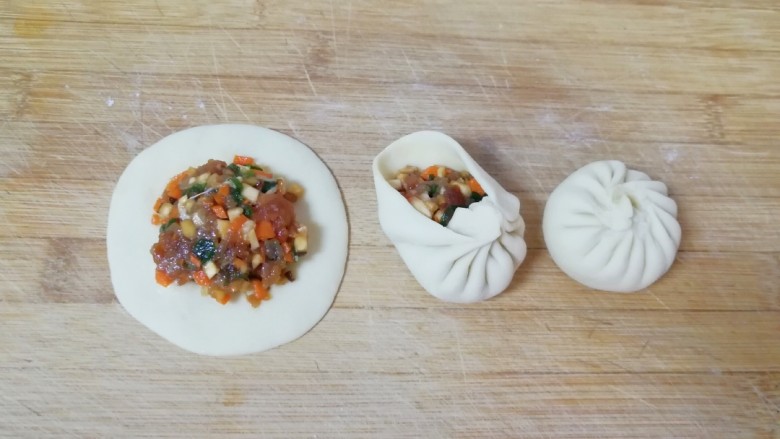 胡萝卜香菇肉馅小笼包,放上肉馅,顺着一个方向捏出褶子,最后旋转收口,一个小笼包就包好了。