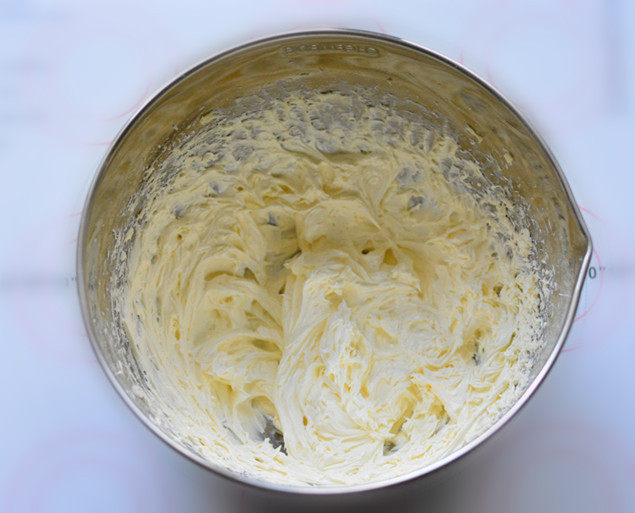 酸酸甜甜如云朵般口感的百香果磅蛋糕,取<a style='color:red;display:inline-block;' href='/shicai/ 9'>鸡蛋</a>搅散，分3次加入到打发至乳白色的黄油中，用电动打蛋器搅打，每次加入蛋液后，要搅打至蛋液全部吸收再加入蛋液，否则容易水油分离