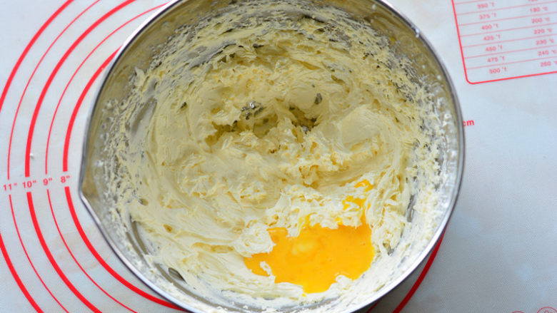 酸酸甜甜如云朵般口感的百香果磅蛋糕,第二次加入蛋液的状态