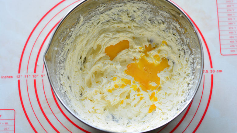 酸酸甜甜如云朵般口感的百香果磅蛋糕,第一次加入蛋液的状态