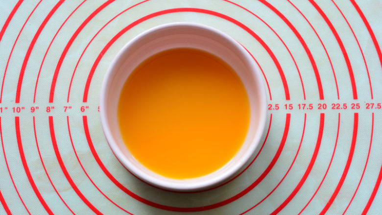 酸酸甜甜如云朵般口感的百香果磅蛋糕,取2个百香果，如果百香果小一点，就用三个，去籽取果汁备用，
