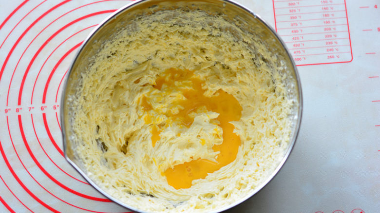 酸酸甜甜如云朵般口感的百香果磅蛋糕,
第三次加入蛋液的状态