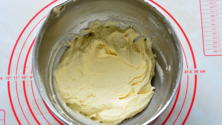 酸酸甜甜如云朵般口感的百香果磅蛋糕,搅拌好的面糊再分三次加入百香果汁，每次大约10克