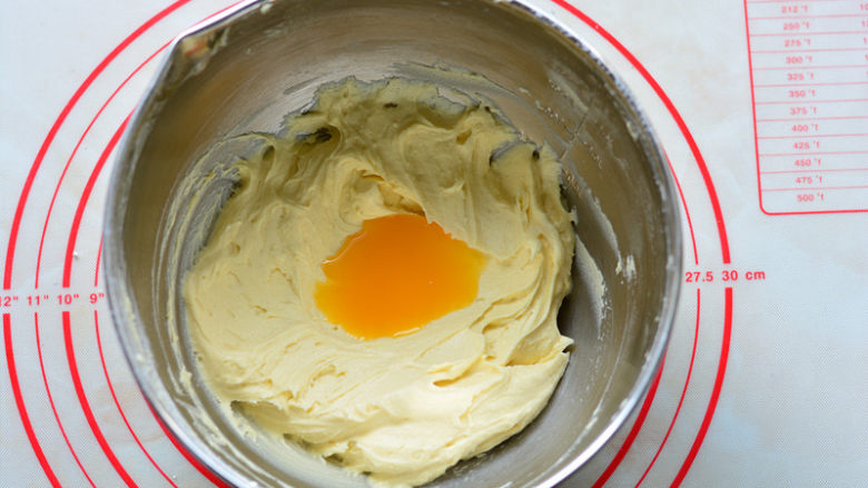 酸酸甜甜如云朵般口感的百香果磅蛋糕,第一次加入百香果汁的状态