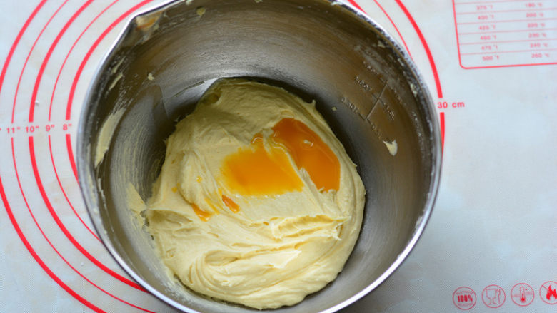 酸酸甜甜如云朵般口感的百香果磅蛋糕,第二次加入百香果汁的状态