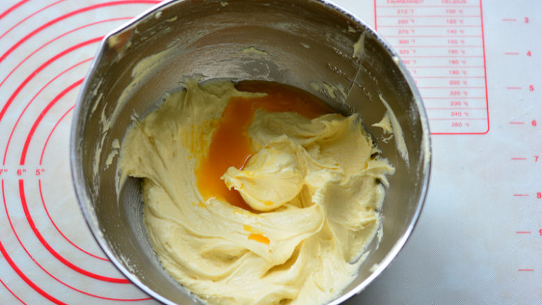 酸酸甜甜如云朵般口感的百香果磅蛋糕,第三次加入百香果汁的状态
