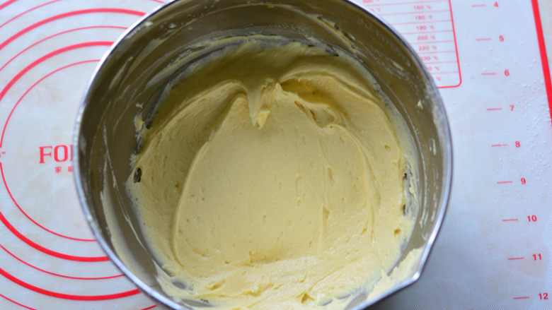 酸酸甜甜如云朵般口感的百香果磅蛋糕,百香果汁全部加入以后，搅拌至完全吸收，搅拌好的面糊应该是细腻有光泽的。