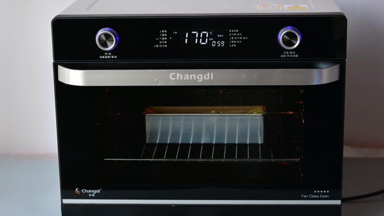 酸酸甜甜如云朵般口感的百香果磅蛋糕,烤箱预热，上下火170度，预热加烤的时间，设置为60分钟，把磅蛋糕放入烤箱中，烤大约10分钟，拿出用刀划出裂纹，再放烤箱烤至完全熟透