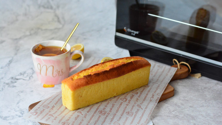 酸酸甜甜如云朵般口感的百香果磅蛋糕,烤好的磅蛋糕从烤箱中取出放至温热，