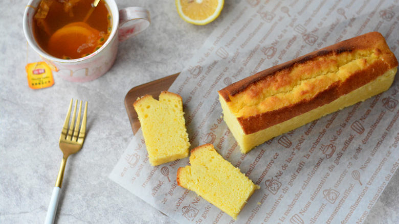 酸酸甜甜如云朵般口感的百香果磅蛋糕,糖浆部分材料放在奶锅中煮沸立刻离火，用毛刷均匀的刷在磅蛋糕上面，包保鲜膜静置一宿，第三天就可以食用了