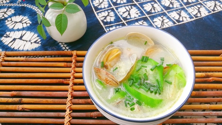 去湿化瘀,丝瓜花蛤汤,夏季来一碗简简单单的丝瓜花蛤汤,去湿化瘀排毒有奇效哦。